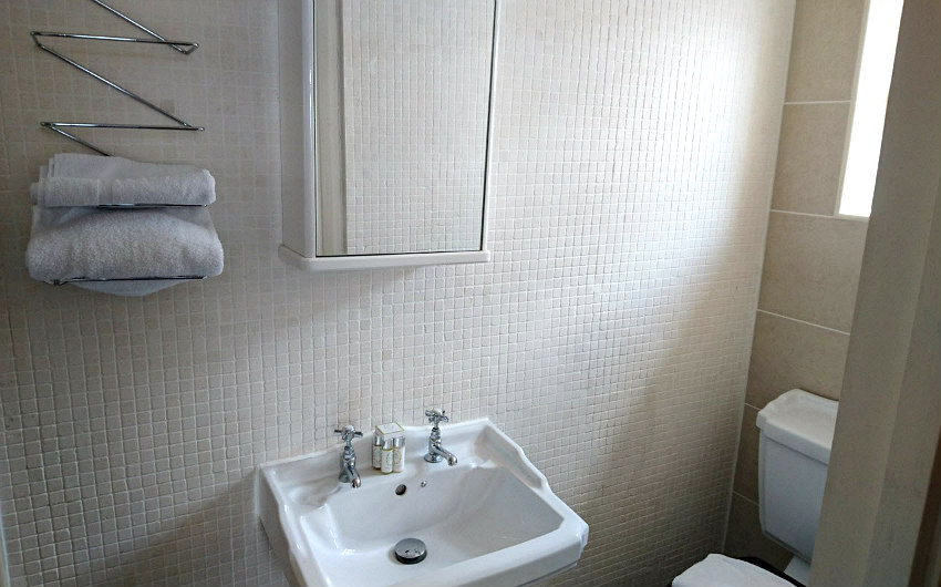 Bathroom at Maitrise Hotel London Wembley