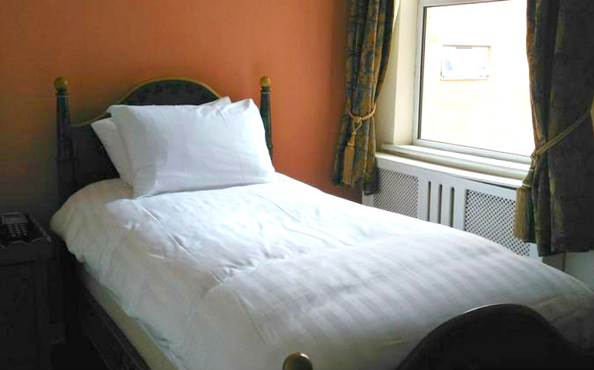 Single room at Maitrise Hotel London Wembley